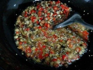 9、＃辣味＃香菇牛肉酱,放入香菇炸5分钟