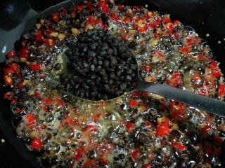 11、＃辣味＃香菇牛肉酱,加入豆鼓（不喜欢的可忽略）