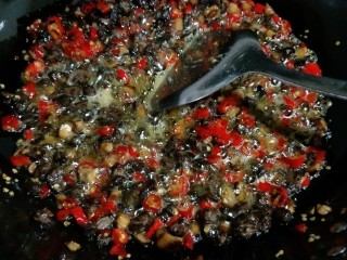 10、＃辣味＃香菇牛肉酱,转小火放牛肉拌匀