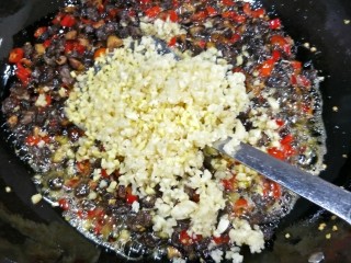 12、＃辣味＃香菇牛肉酱,放姜蒜末，一直小火炒