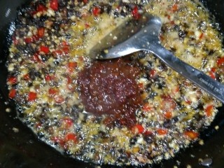 13、＃辣味＃香菇牛肉酱,最后油清澈放豆瓣酱翻炒