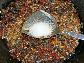 14、＃辣味＃香菇牛肉酱,尝下咸淡加盐，白糖调味