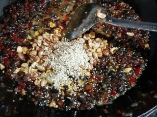 15、＃辣味＃香菇牛肉酱,加入花生仁，芝麻翻匀关火