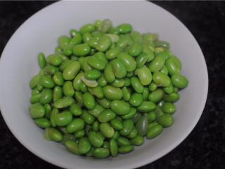 12、懒人餐，一锅出——腊肉排骨饭,青豆汆烫好