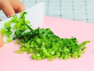 3、鸡蛋虾肉南瓜杯,芹菜切小段，不喜欢芹菜味的可以换别的蔬菜。