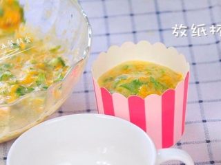 7、鸡蛋虾肉南瓜杯,放纸杯里烤，预热好的烤箱中层，180度，烤25分钟。