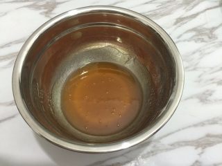 2、高颜值的广式月饼,转换糖浆和花生油混合在一起,搅拌至里面布满小气泡