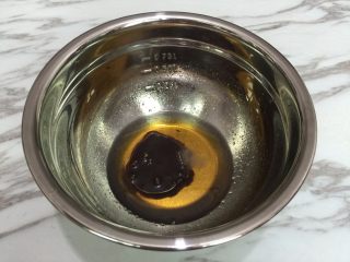 3、高颜值的广式月饼,加入巧克力浆和1g盐再次冲分搅匀