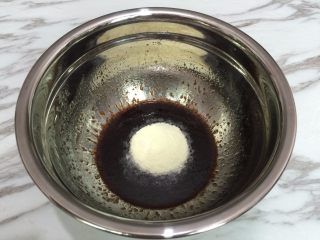 4、高颜值的广式月饼,加入奶粉混合均匀