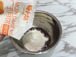 5、高颜值的广式月饼,加入易小焙广式月饼和可可粉,用刮刀按压至成团