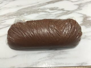 6、高颜值的广式月饼,用保鲜袋装起送进冰箱冷藏30分钟