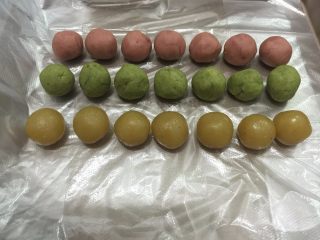 7、高颜值的广式月饼,把所有的馅都分好,每个为12克