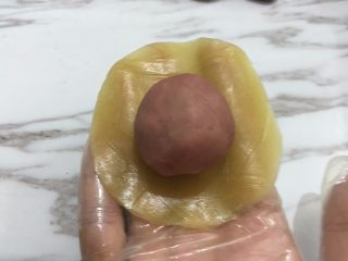 9、高颜值的广式月饼,再用莲蓉包住豆沙,全部包好备用