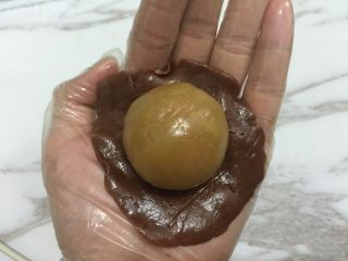 10、高颜值的广式月饼,取一个巧克力饼皮包住豆沙