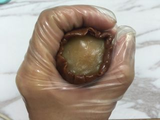 11、高颜值的广式月饼,用虎口把饼皮往上包