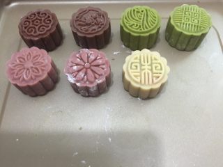 13、高颜值的广式月饼,按压出月饼胚