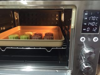 14、高颜值的广式月饼,送进事先预热好的东菱岩烤箱中,中层上火170度下火140度12分钟