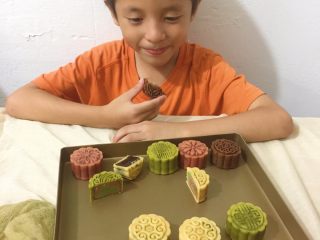 18、高颜值的广式月饼,哈哈,宝贝说眼前见到的都归他管了