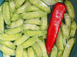 3、荷兰豆炒肉片,荷兰豆去老筋、红尖椒洗干净