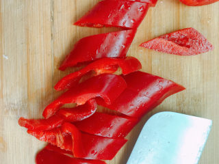 4、荷兰豆炒肉片,红尖椒切成块