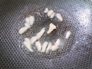 7、荷兰豆炒肉片,下蒜片炒香