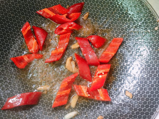 11、荷兰豆炒肉片,放入红尖椒