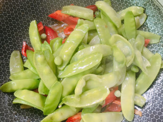 12、荷兰豆炒肉片,放入荷兰豆
