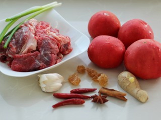 1、西红柿炖牛肉,准备好所需食材