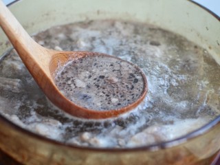 4、西红柿炖牛肉,煮开后撇去浮沫，捞出牛肉控水备用