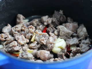 8、西红柿炖牛肉,再放入牛肉翻炒变色