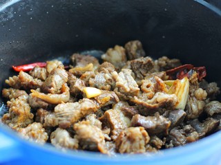 9、西红柿炖牛肉,调入生抽、老抽、料酒翻炒均匀