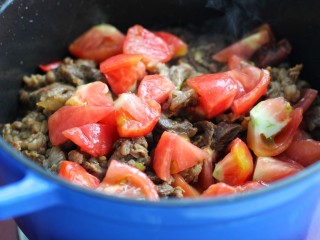 10、西红柿炖牛肉,加入一半的西红柿炒匀