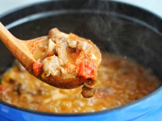 16、西红柿炖牛肉,炖至冰糖融化即可