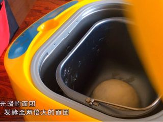 4、土家掉渣饼,揉成光滑面团 发酵至两倍大的面团