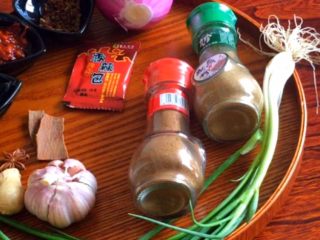 5、土家掉渣饼,酱料食材：葱姜蒜 花椒 八角 桂皮 洋葱 豆瓣酱 五香粉 辣椒粉 孜然粉 芝麻 食用油 蚝油 料酒 