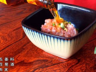 6、土家掉渣饼,五花肉 葱姜末 料酒混合均匀待用