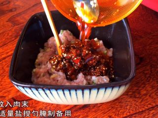 10、土家掉渣饼,炒好调料酱放入肉末中加适量盐搅匀腌制20分钟待用