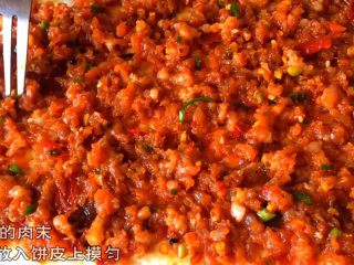 14、土家掉渣饼,腌好的肉末均匀的铺满饼皮
