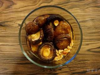 2、生炒腊味糯米饭 | 治愈的一口，让你远离所有烦恼,干香菇洗净泡软，泡发的香菇去蒂（浸泡香菇的水留用）