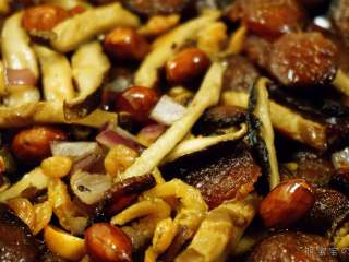 9、生炒腊味糯米饭 | 治愈的一口，让你远离所有烦恼,锅内加少许麻油，放入洋葱碎小火炒至微焦；加入香菇丝、腊肠、虾米、花生，炒匀