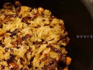 10、生炒腊味糯米饭 | 治愈的一口，让你远离所有烦恼,将蒸好的糯米饭倒入配料中，快速翻炒，调入酱油、胡椒粉、海鲜酱，加入适量浸泡过香菇的水