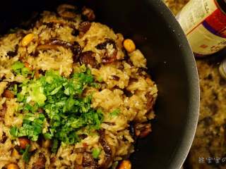 11、生炒腊味糯米饭 | 治愈的一口，让你远离所有烦恼,最后加入葱碎和香菜碎，调入适量麻油，再次快速炒匀，至糯米饭水分收干即可。