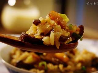 13、生炒腊味糯米饭 | 治愈的一口，让你远离所有烦恼,米饭融进了腊肠独有的熏香味，软糯弹牙