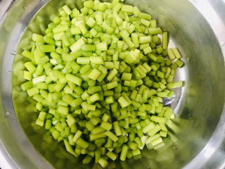 2、蒜苔炒肉末,蒜苔掐头去尾洗净切丁（春天的蒜苔苗留着炒鸡蛋更香）