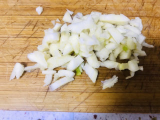 3、蒜苔炒肉末,大蒜切末