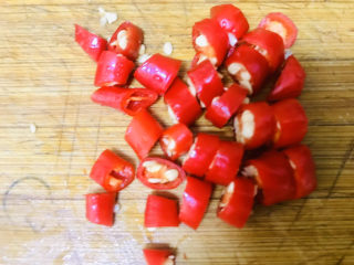 4、蒜苔炒肉末,小米辣切圈