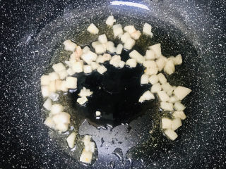 7、蒜苔炒肉末,慢慢的炒出猪油