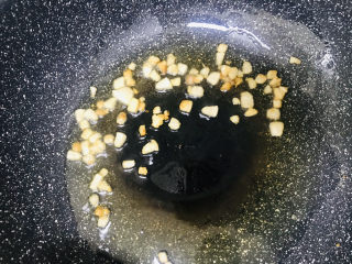 8、蒜苔炒肉末,炒至金黄