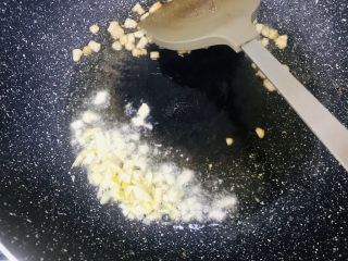 9、蒜苔炒肉末,下蒜末爆香