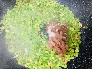 11、蒜苔炒肉末,下瘦肉丁炒至变色